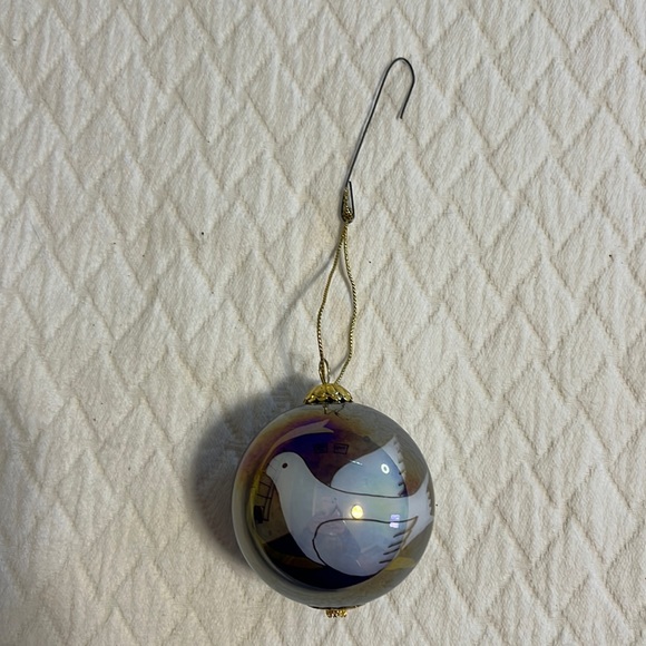Li Bien Christmas glass ball ornament, dove of peace, “peace, love, joy” 2001 - Picture 2 of 6